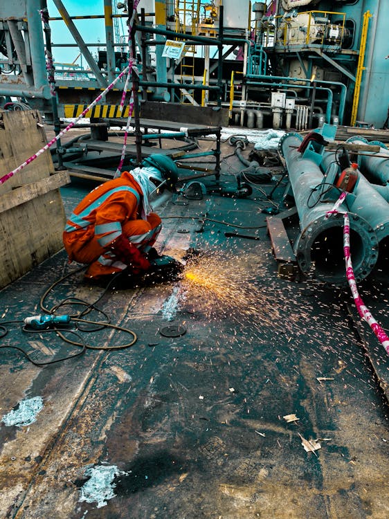 free-photo-of-industrial-worker-welding-on-offshore-rig